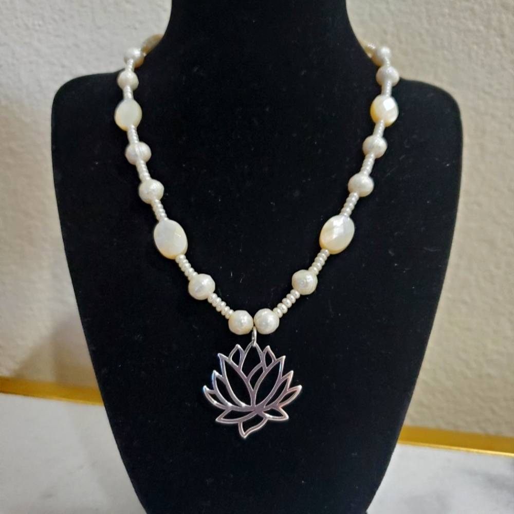 925 Sterling Silver Lotus Flower Mother of Pearl Beaded Women's Necklace